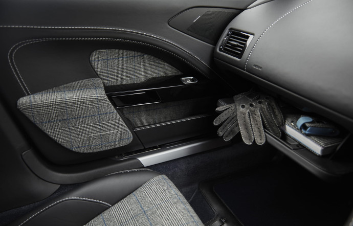 Jeremy Hackett signe l’intérieur de l’Aston Martin Rapide S, tapissé de tissu prince-de-galles. So chic !