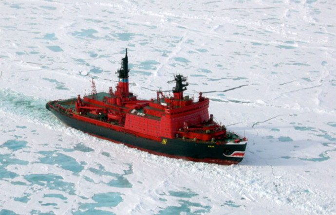La fonte des glaces liée au réchauffement climatique permet désormais aux brise-glace d’emprunter, en été, la route du Nord vers l’Asie en passant par le détroit de Béring.