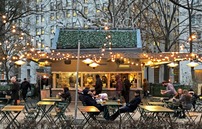 Insert photo : Shake Shack, Southeast corner of Madison Square Park. www.shakeshack.com.