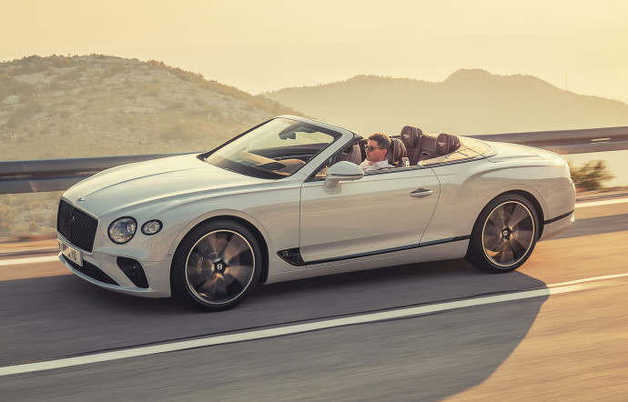 La Continental reçoit un douze cylindres bi-turbo de 6 litres et 635 ch, à la rarissime architecture en W.