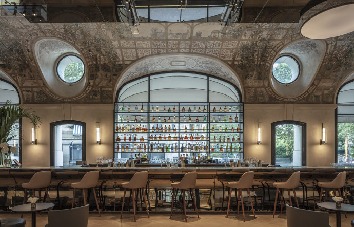 Hôtel Lutetia, 45 Boulevard Raspail (Paris 6). Tél. +33 1 49 54 46 00. www.hotellutetia.com