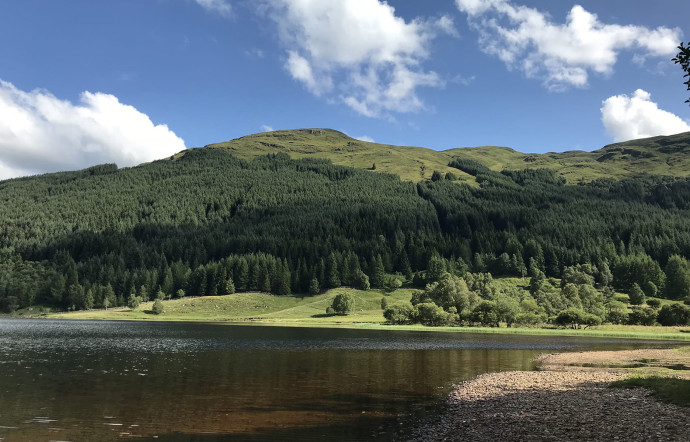 Comme plus de la moitié des distilleries de malt écossais, Aberlour est installée dans la région du Speyside. Elle a été fondée en 1879 par James Fleming, à proximité de la rivière Lour.