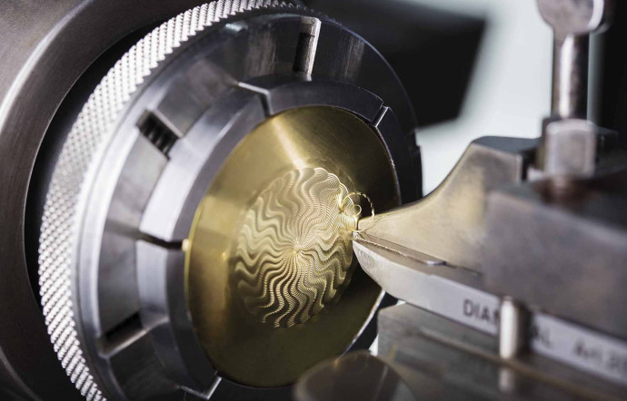 Dans les années 90, la manufacture est l’une des premières à remettre au goût du jour des techniques ancestrales, comme le guillochage.