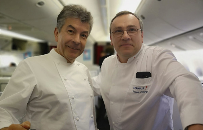 Régis Marcon accompagné de Frédéric Crépin, chef Servair, sur le vol AF010 d’Air France entre Paris et New York, le 27 novembre dernier.