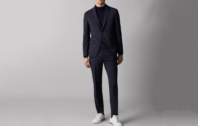 Costume de voyage, Massimo Dutti, veste 249 €, pantalon 79,95 €.