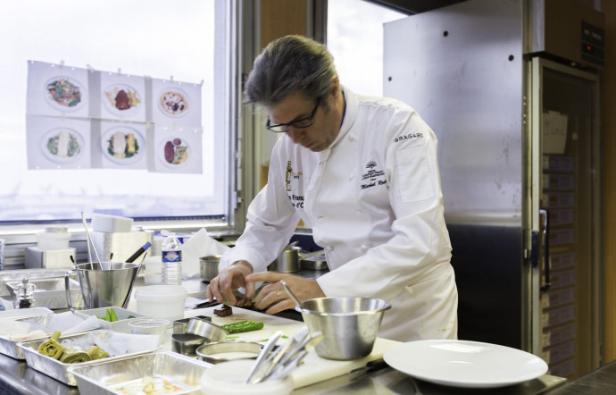 Michel Roth signe les menus de la première classe jusqu’en mars, avant de créer la carte de la business à la fin de l’année.