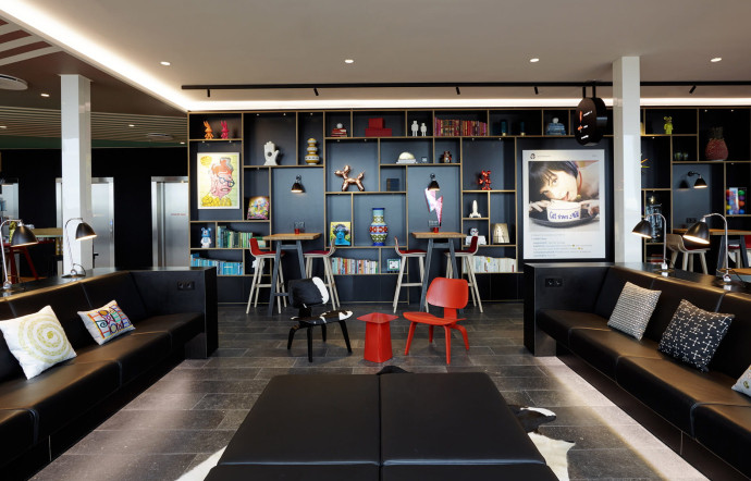 Le salon meublé par Vitra, au dernier étage.