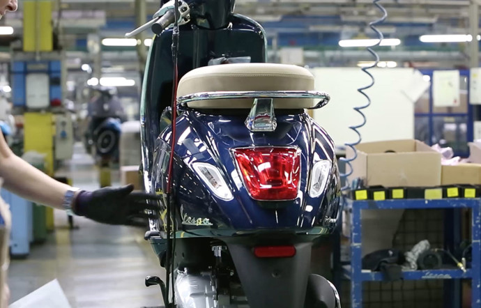 Les usines de Pontedera assemblent les pièces sur différentes lignes dédiées aux modèles de la marque. 3 000 personnes y travaillent, soit près de la moitié de l’effectif mondial du groupe.
