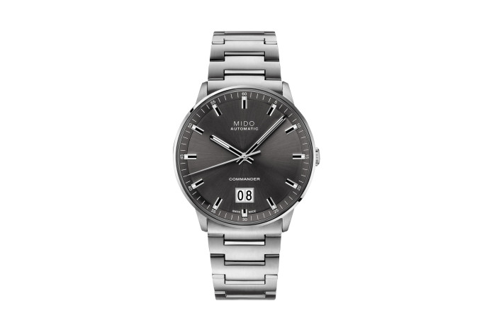 Commander Big Date, boîtier 42 mm et bracelet en acier, cadran satiné soleil, mouvement mécanique à remontage automatique, 80 heures de réserve de marche, étanche à 50 m, 960 €.