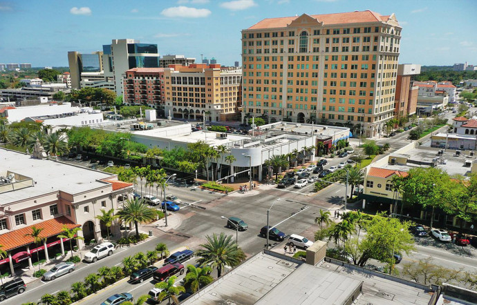 Le Miracle Mile, l’axe est-ouest de Coral Gables, rassemble de nombreux magasins et restaurants, ainsi que des galeries d’art.