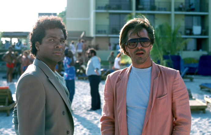 Héros pastel, B.O. omniprésente et voitures rutilantes, la série est une ode aux années 80.