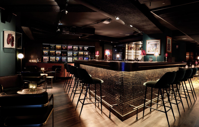 Ambiance feutrée et lumières taminées pour le Sape Bar.
