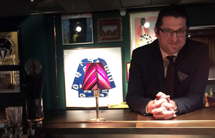 Joerg Meyer prend la pose au comptoir du Sape Bar quelques heures avant de recevoir ses convives.
