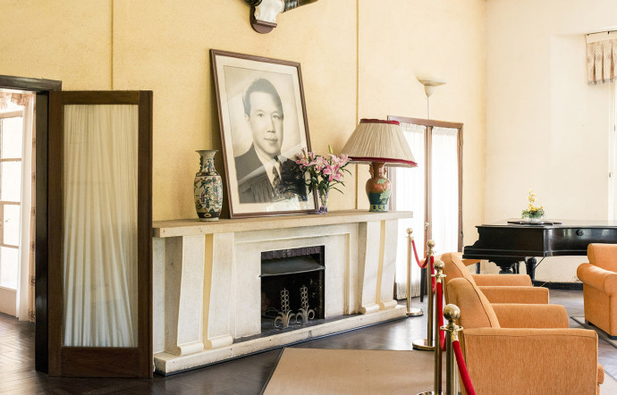 Au sommet d’une colline, le palais d’été de Bao Dai, dernier empereur du Viêtnam. La demeure fut construite dans les années 30 dans le plus pur style moderniste. A l’intérieur, tout est resté en l’état après l’exil de la famille impériale.