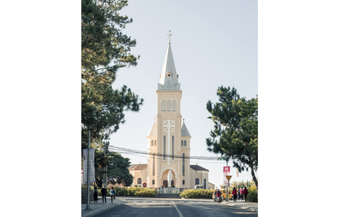 La cathédrale Saint-Nicolas, surmontée, en guise de girouette, d’un coq gaulois en bronze juché sur la croix.