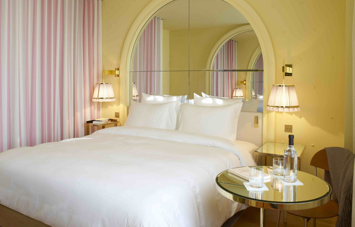 58, rue du Roi-de-Sicile, Paris 4e. Tél. +33 (0)1 86 90 23 33. www.hotel‑9confidentiel‑paris.fr
