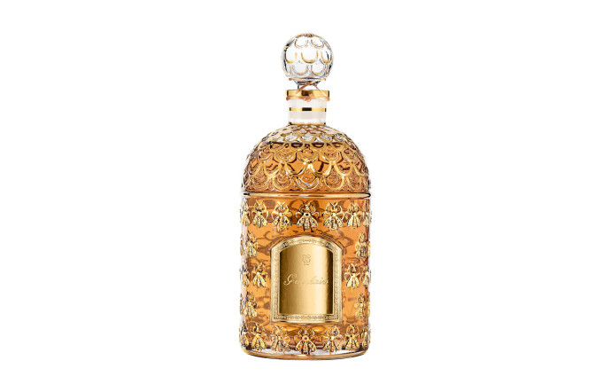 Habit Rouge, dans l’emblématique flacon Abeilles Dorées, eau de parfum, 250 ml, 500 €.