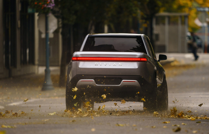 Le R1T (photo), comme le R1S, peuvent atteindre les 100 km/h en près de 3 secondes.