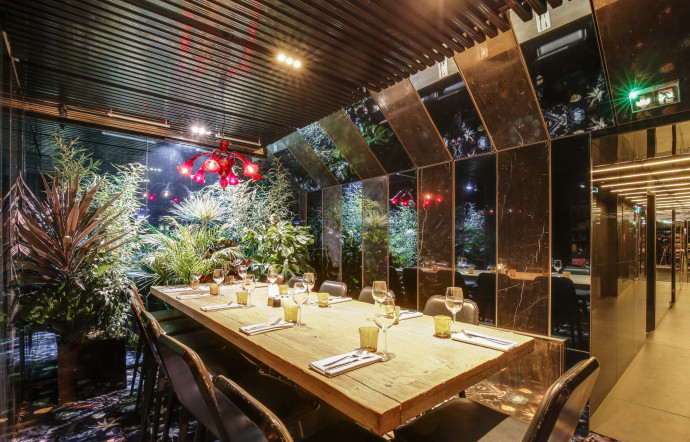 Au fond du restaurant se cache une grande table conviviale et, sur sa gauche, une bibliothèque cosy.