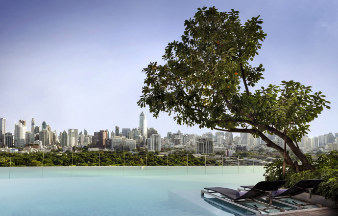 La piscine du So/ Sofitel offre une vue imprenable sur le skyline de Bangkok.