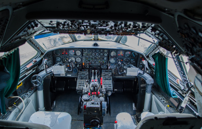 Le cockpit, 100 % analogique et doté d’une impressionnante batterie de cadrans.