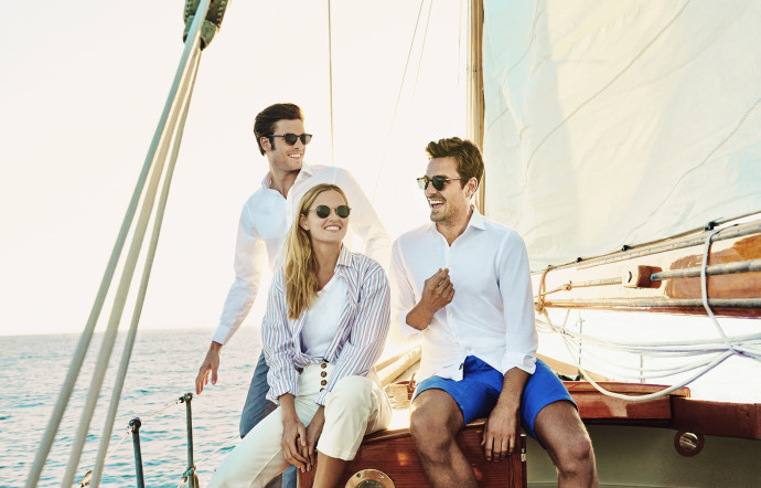 La collection printemps-été 2019 de chez Façonnable puise son inspiration dans les paysages de la Côte d’Azur – la marque est née à Nice –, dans la dolce vita – le plaisir à portée de main –, et dans l’atmosphère estivale de la Méditerranée. Comme un fil bleu, la mer est présente jusque dans le choix des lieux pour le shooting du vestiaire : l’hôtel les Roches rouges, à Saint-Raphaël, la ville de Villefranche‑sur-Mer ou le pont d’un voilier.