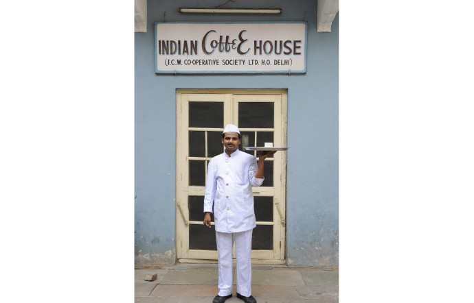 A l’Indian Coffee House, sur la MI Road, le temps semble s’être arrêté entre deux époques.