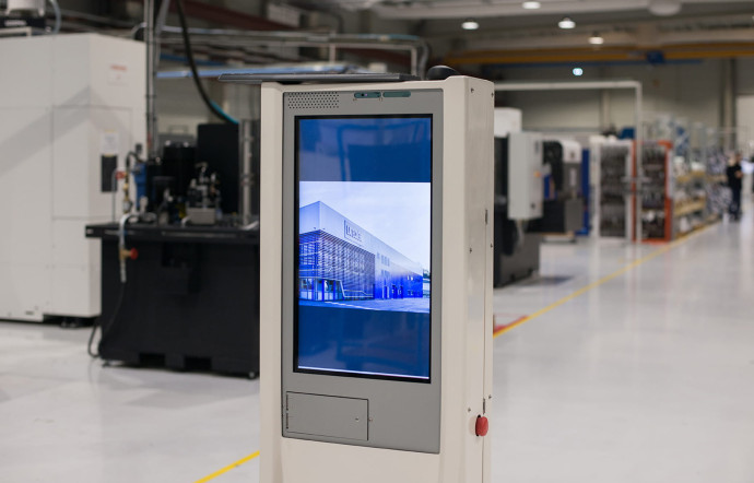 Test d’un robot autonome Keylo, mis au point par la start-up toulousaine Wyca Robotics dans l’usine Latécoère. Equipé d’une caméra, ce robot réalisera bientôt l’accueil des visiteurs le week-end, ainsi que le gardiennage.