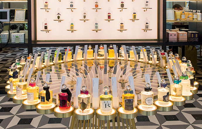 Penhaligon’s, également racheté par le groupe Puig, cultive l’humour et le chic anglais jusque dans ses boutiques.