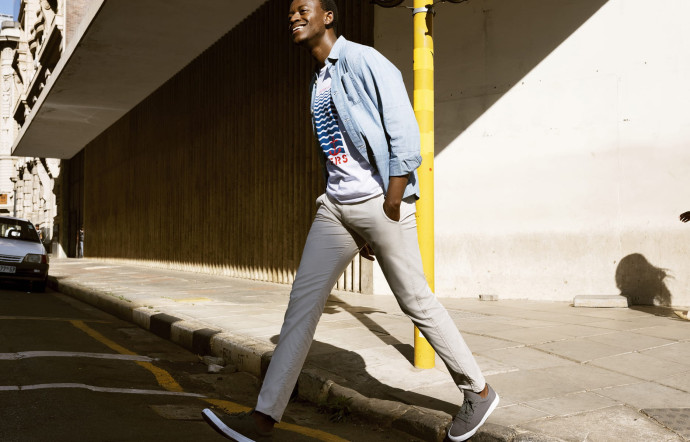 La marque californienne de vêtements pour homme Dockers a choisi Ludwick Marishane pour promouvoir sa nouvelle collection Smart Series. Cette collaboration permet au jeune entrepreneur sud-africain de donner de la visibilité à son invention : DryBath, un gel qui permet de se laver sans eau.