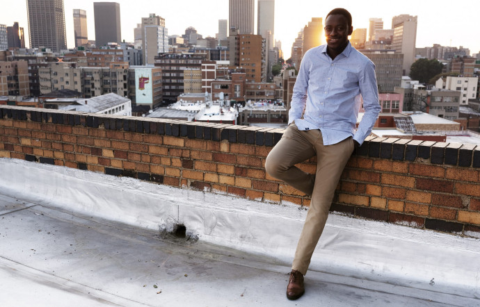 La marque californienne de vêtements pour homme Dockers a choisi Ludwick Marishane pour promouvoir sa nouvelle collection Smart Series. Cette collaboration permet au jeune entrepreneur sud-africain de donner de la visibilité à son invention : DryBath, un gel qui permet de se laver sans eau.