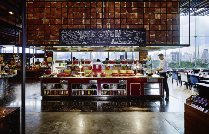 Le restaurant Red Oven. Sushis, nouilles chinoises, glaces, smoothies énergisants ou American breakfast… Comme au marché, ici on se régale un copieux petit déjeuner où l’on peut goûter les cuisines du monde entier.