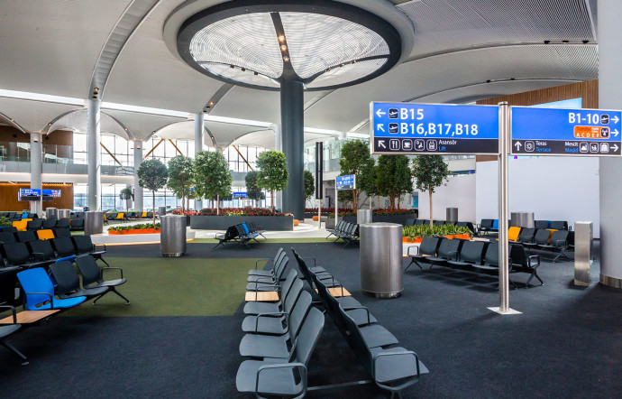 Le design de l’aéroport d’Istanbul a été confié à Andrew Thomas, qui s’est inspiré des élégantes mosquées édifiées par le grand architecte Mimar Sinan sous le règne de Soliman le Magnifique, au XVIe siècle.