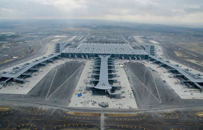 Avec 3 terminaux, 6 pistes et une capacité de 150 à 200 millions de passagers annuels, le nouvel aéroport d’Istanbul devrait devenir le hub le plus important entre Europe, Proche‑Orient et Afrique.