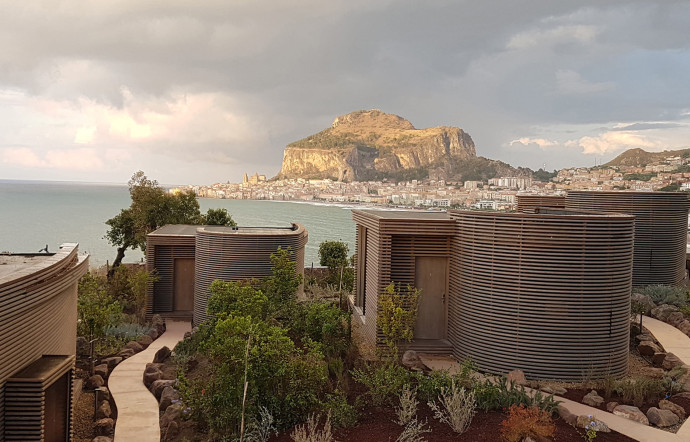 Afin de préserver la beauté exceptionnelle du littoral, le village de vacances est quasiment invisible depuis Cefalù. Au premier plan, les villetas offrent une magnifique vue sur la mer.