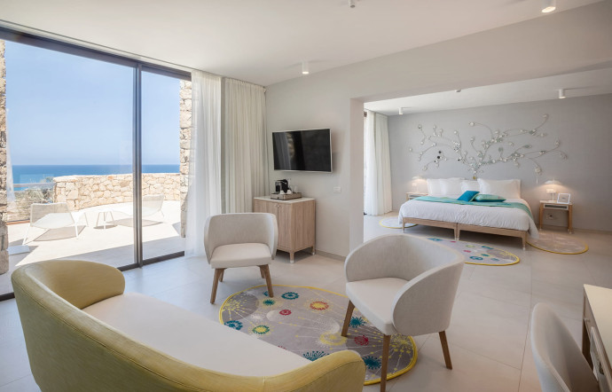 Les chambres offrent un confort spacieux, sans surcharge décorative.