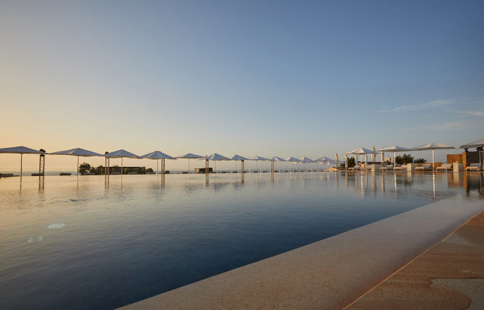 Les bords de l’immense piscine rivalisent avec la ligne d’horizon.
