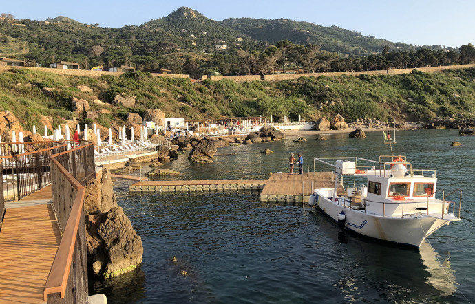 La plage privée du club est dotée d’un bar et d’un restaurant. On glisse dans l’eau depuis l’un des pontons ou depuis la roche.