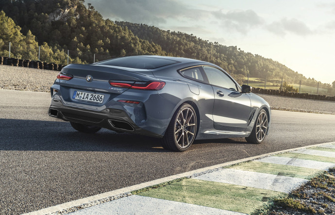 Fidèle aux coupés BMW, le long capot est parcouru de nervures. De profil, la Série 8 joue les stars avec ses ailes arrière galbées et des lignes de caisse marquées.