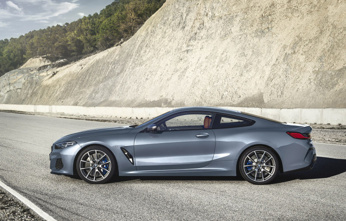 Fidèle aux coupés BMW, le long capot est parcouru de nervures. De profil, la Série 8 joue les stars avec ses ailes arrière galbées et des lignes de caisse marquées.