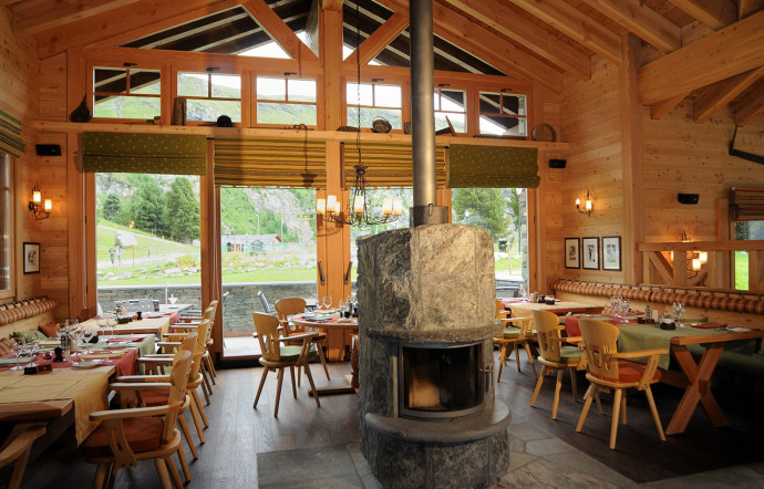 Al Bosco, le restaurant de montagne de l’hôtel Riffelalp Resort 2 222 m. Sa terrasse offre une vue imprenable sur le mont Cervin.