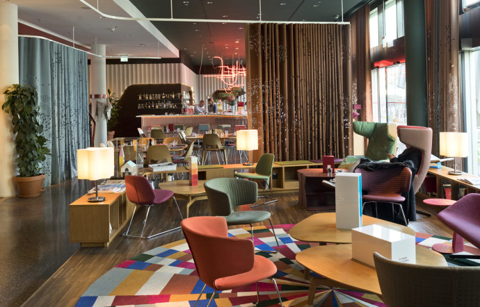 Zürich-West : Pfingstweidstrasse 102. Tél. +41 44 577 25 25.Langstrasse : Langstrasse 150. Tél. +41 44 576 50 00. www.25hours-hotels.com