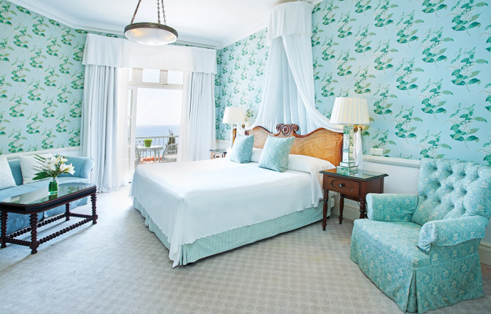 Malgré sa rénovation, le palace a su garder son âme. Les chambres classiques aux couvre-lits blancs brodés par les petites mains locales, restent vastes et lumineuses.