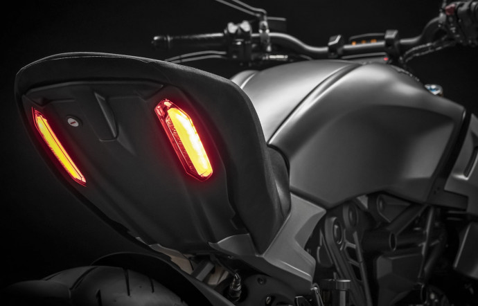 ducati-diavel-red-dot-insert-5