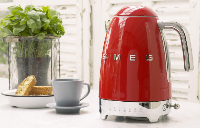 Bouilloire Années 50, couleur ou chromée, SMEG, 179 € ou 189 €.
