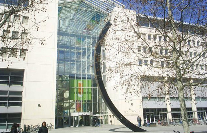 Son implentation genevoise, proche de l’ONU, ouvre aux diplômés les portes des instances de la coopération internationale.