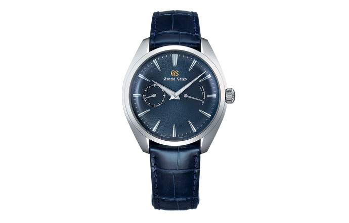 C’est un peu l’équivalent d’Audi pour Volkswagen ou de Lexus pour Toyota. Grand Seiko fabrique des montres de luxe quand Seiko propose des modèles plus courants et accessibles. La série Elégance s’habille d’acier pour rester abordable, ou se pare d’un boîtier en or et d’un cadran en laque urushi pour se faire plus exclusive. Prix : 7 400 €.