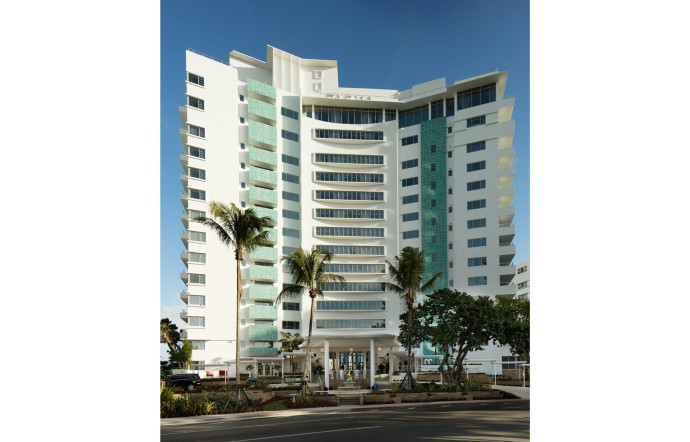 Derrière une façade vraiment sobre, le Faena Hotel Miami Beach déploie luxe et exubérance.