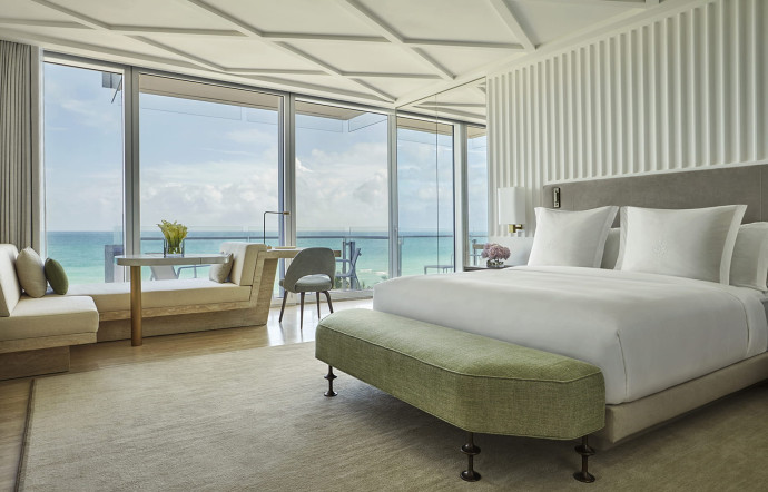 Les 77 chambres sont équipées de baies vitrées, avec vue sur la mer ou sur la ville.
