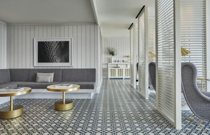 Le spa, dans les tons bleu et blanc, est l’oeuvre du designer français Joseph Dirand.